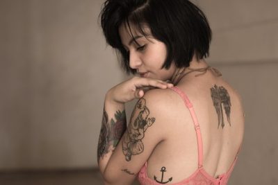 tatuajes de mujer en el hombro
