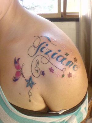 tatuaje de nombres en el hombro