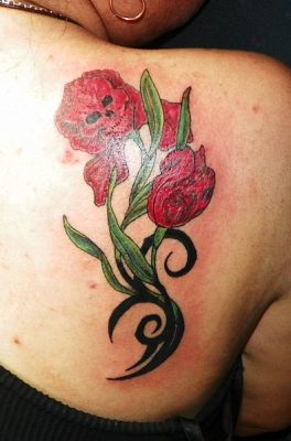 tatuajes de rosas en el hombro