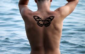 tatuajes de mariposas en la espalda