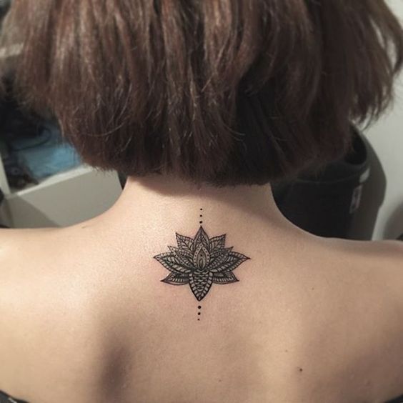 tatuajes flor de loto mujer