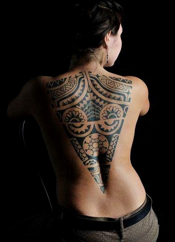 tatuajes tribales para mujeres en la espalda
